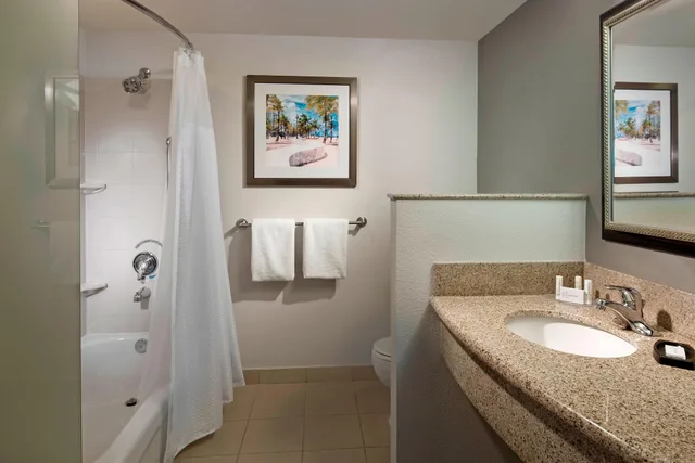 غرفة عائلية بسريرين كوين بشرفة مع أريكة، Courtyard Fort Lauderdale Airport and Cruise Port 2/2