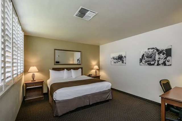 غرفة بسرير كينج، Lions Gate Hotel 2/9
