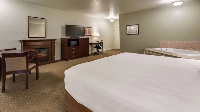 Standard, King Bed, Jetted Tub, Best Western Plus Bayshore Inn 4/9