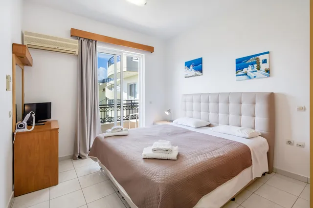 Studio, King Bed, Garden View, Balcony, Johnhara Studios And Apartments 1/6