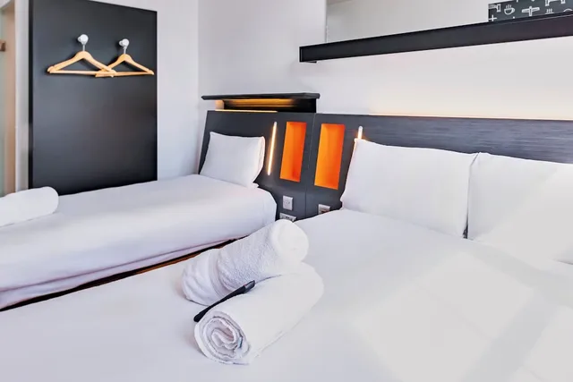 غرفة عائلية ثلاثية بسرير مزدوج وسرير فردي، easyHotel Newcastle City Centre 8/10