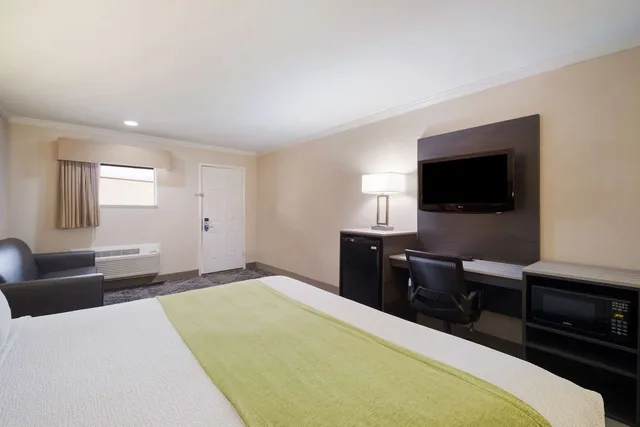 غرفة بسرير كينج مع أريكة، SureStay Hotel by Best Western Rockdale 3/4