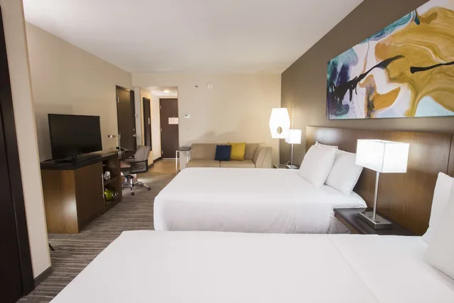 غرفة بسريرين مزدوجين مع أريكة في طابق مرتفع، Hyatt Place Aguascalientes Bonaterra 1/4