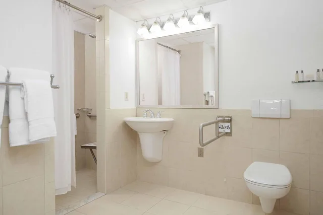 غرفة بسرير مزدوج لذوي الإعاقة، Ethan Allen Hotel 3/3
