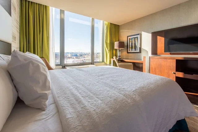 غرفة بسريرين كوين بحوض استحمام لذوي الإعاقة، Hampton Inn and Suites Washington DC Navy Yard 2/4