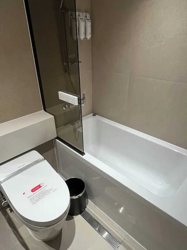 جناح جونيور بسرير كوين، Hotel International 5/5