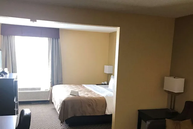 جناح بسرير كينج، Quality Inn & Suites Mendota near I-39 1/1