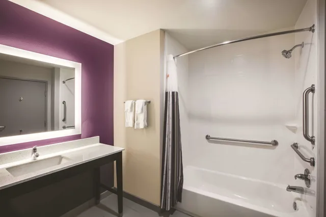 جناح عائلي بسرير كينج، La Quinta Inn Ste By Wyndham Dallas Ne Arboretum 3/3