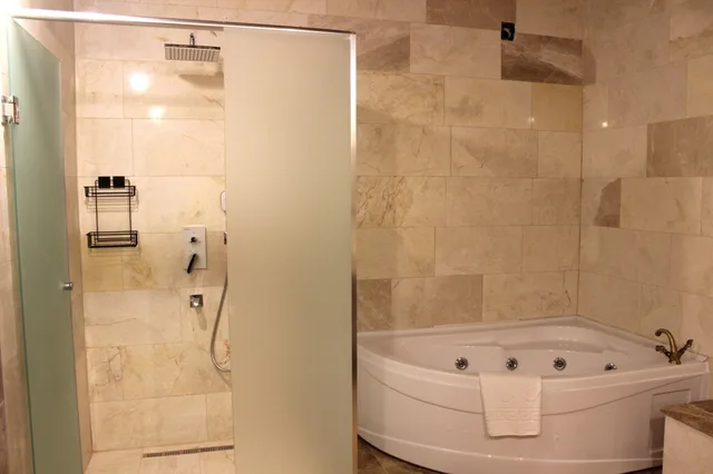 غرفة ديلوكس ثلاثية بسرير كينج وسرير فردي، Kayra cave suites 7/10
