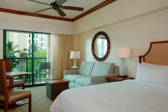 غرفة بسرير كينج بإطلالة على البحر بشرفة مع أريكة، Marriott S Ko Olina Beach Club 1/2