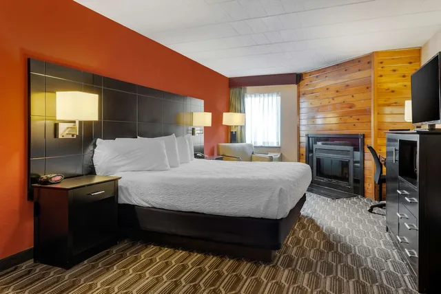 جناح بسرير كينج مع أريكة بحوض جاكوزي، Best Western Plus Poconos Hotel 1/7