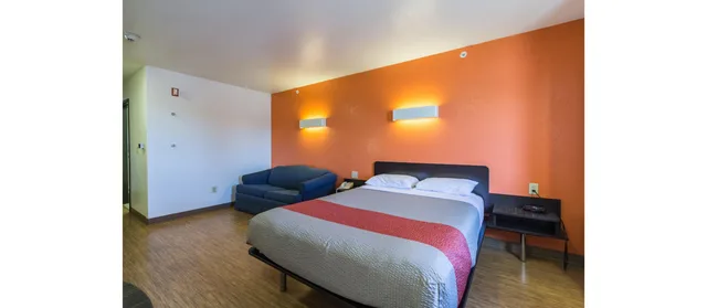 Room, 2 Queen Beds, Accessible, Motel6 Huron, OH - Sandusky 1/7
