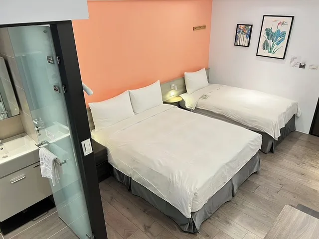 غرفة قياسية ثلاثية بسرير مزدوج وسرير فردي، Greenight Hotel 4/7