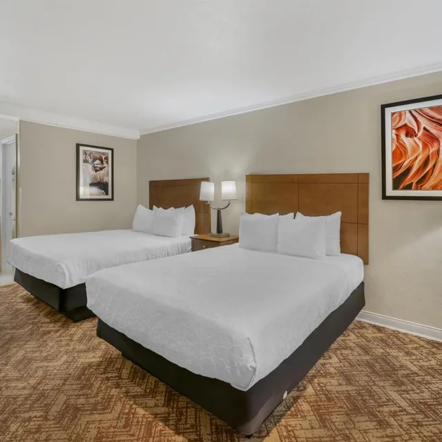غرفة خارجية بسريرين كوين، Best Western Plus Northwoods Inn 2/9
