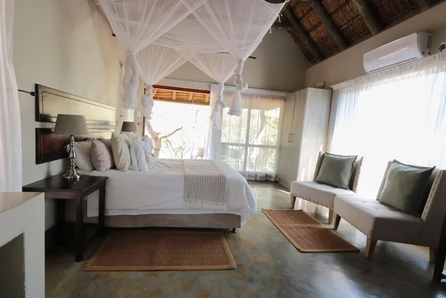 غرفة قياسية بسرير مزدوج، Tshukudu Game Lodge 2/2