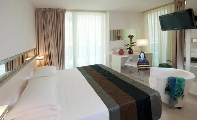 Classic, Double Bed, Side Sea View, Balcony، MERCURE RIMINI ARTIS 6/10