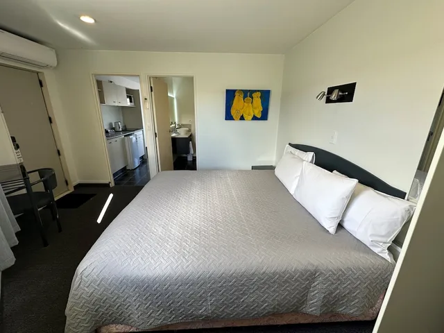 Spa, Deluxe, Suite, King Bed، Baycourt Lakefront Motel 1/10