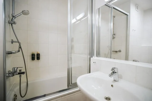 Room, Double or Twin Bed, Pool Access, Small، OREA HOTEL PYRAMIDA 2/3