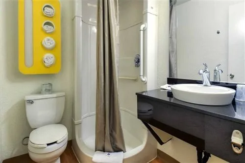 غرفة بسرير كوين لذوي الإعاقة، Motel6 Westminster, CA - South - Long Beach Area 1/1