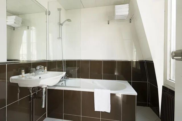 غرفة عائلية بسرير مزدوج وسريرين منفصلين، Espace Champerret 8/10