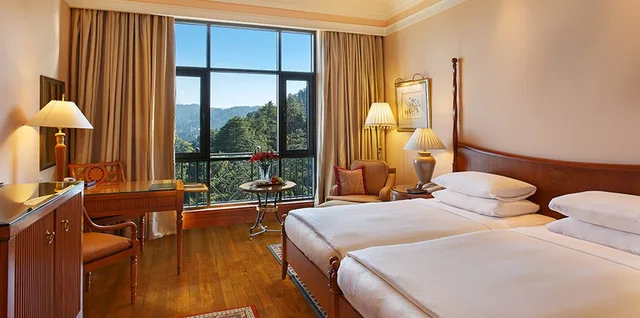 غرفة بريميير بسريرين منفصلين بإطلالة على الجبل، Wildflower Hall, An Oberoi Resort, Shimla 1/1