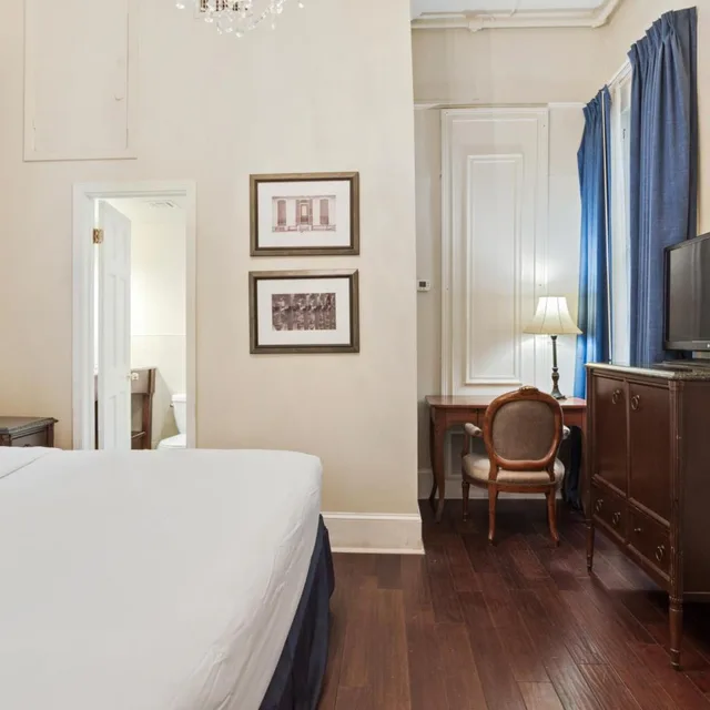 Petite, Queen Bed، Andrew Jackson Hotel 1/5