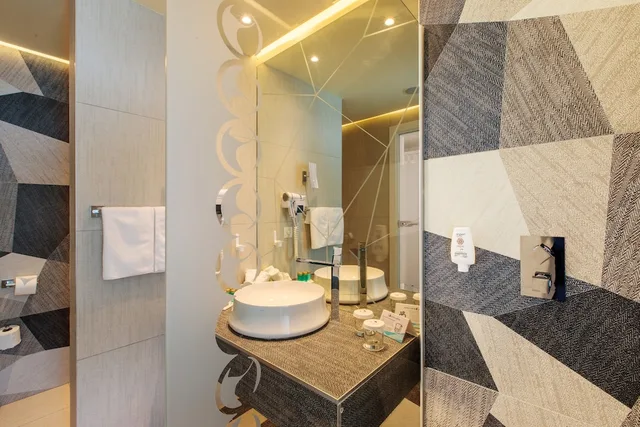 Deluxe, King Bed, Hotel Opera Mamaia 3/4