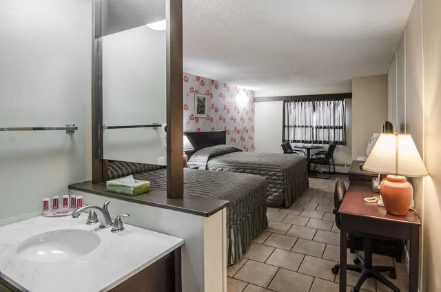 Efficiency, 2 Queen Beds، Econo Lodge Lloydminster 4/4