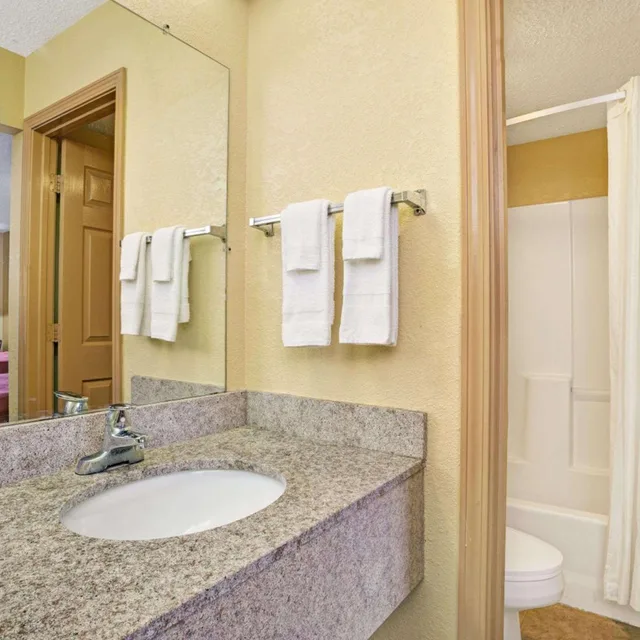 غرفة قياسية بسرير كينج للمدخنين، Travelodge By Wyndham Forest Park Atlanta South 4/4