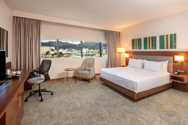 غرفة متصلة بسرير كينج وسريرين منفصلين، Hilton Garden Inn Mbabane Swaziland 1/10