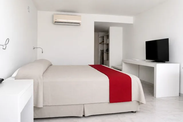 Pool, King Bed، We Hotel Acapulco 3/10