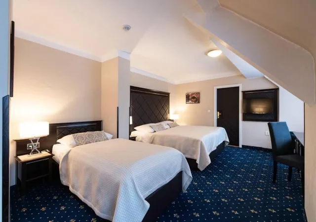 غرفة ديلوكس رباعية بسرير كينج وسرير فردي مع أريكة، Pytloun Old Armoury Hotel Prague 3/4