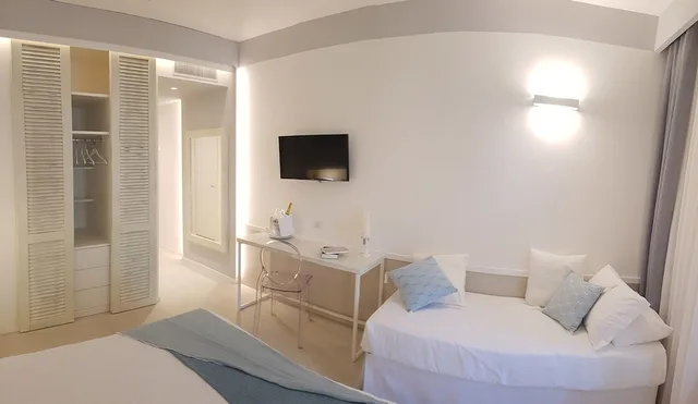 غرفة سوبيريور ثلاثية بسرير كوين وسرير فردي بإطلالة على الحديقة بشرفة، HOTEL GABBIANO BEACH 1/6