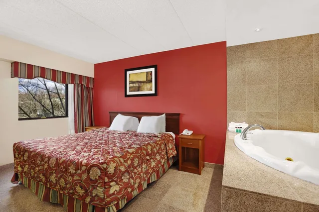 جناح استوديو بسرير كوين، Ramada by Wyndham East Orange 2/2