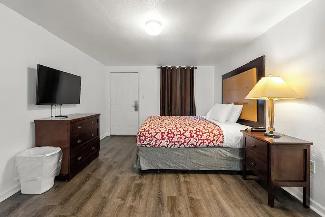Room, Queen Bed, Stay Lodge 3/8