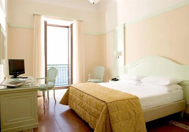 غرفة سوبيريور بسرير مزدوج بإطلالة على البحر، Grand Hotel Europa Palace 1/3