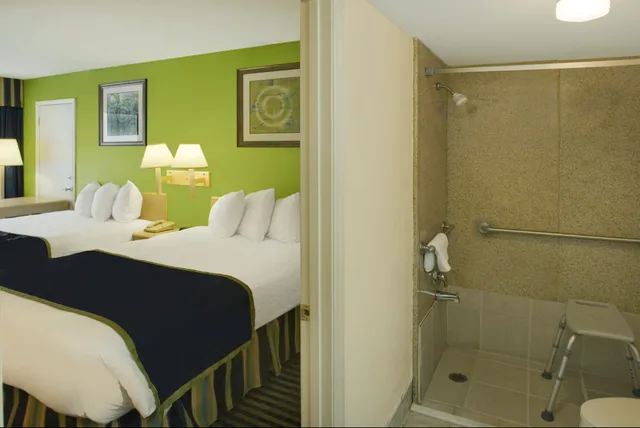 غرفة رباعية بسريرين مزدوجين، Days Inn by Wyndham Richmond Hill/Savannah 2/2