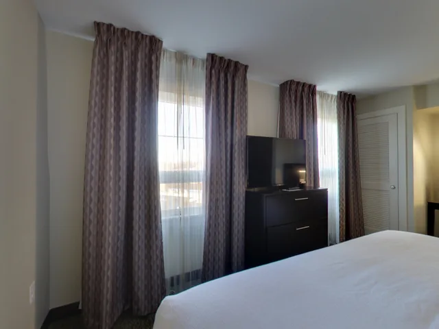 جناح بسرير كينج بغرفة نوم واحدة، STAYBRIDGE SUITES MADISON FITCHBURG 2/7