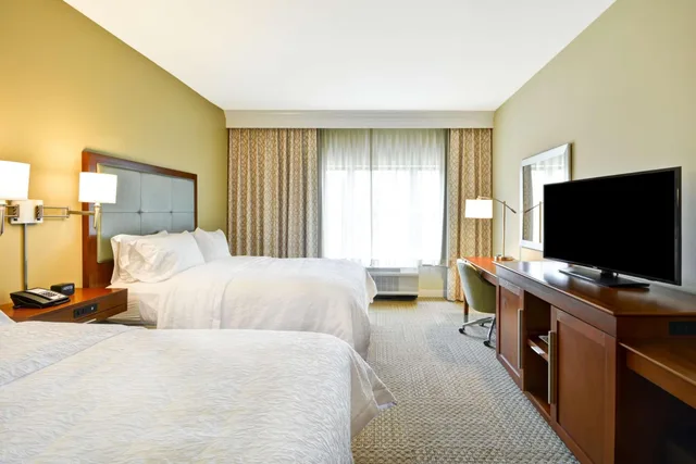 غرفة بسريرين كوين بحوض استحمام لذوي الإعاقة، Hampton Inn And Suites Charleston Airport 3/6