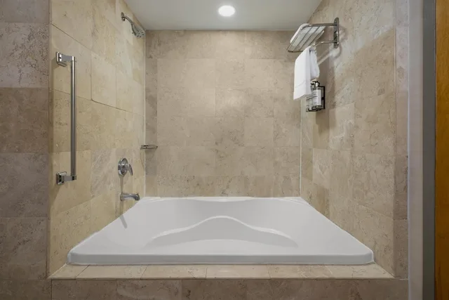 غرفة قياسية بسرير كينج يُسمح فيها بالحيوانات الأليفة بحوض جاكوزي، Best Western Premier Plainview-Long Island Hotel 5/6