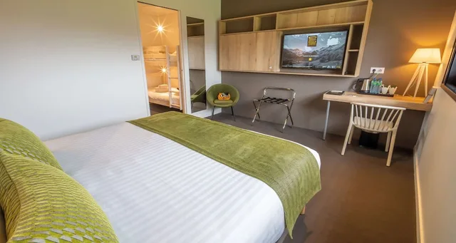 غرفة عائلية بسرير كينج وسرير بطابقين، Mildiss Hotel BW Signature Collection 1/2