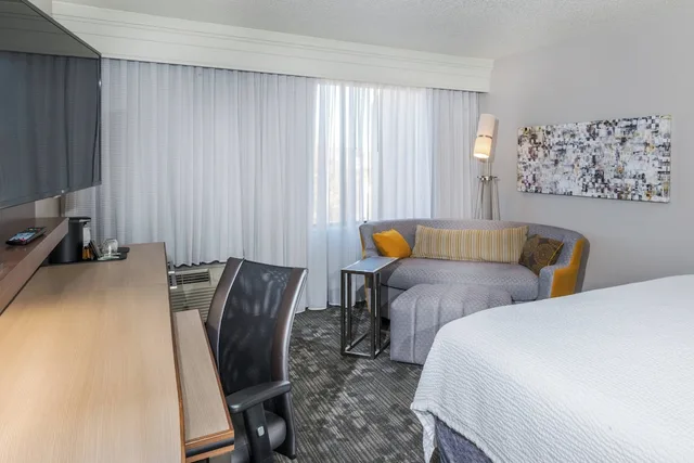 غرفة بسرير كينج مع أريكة، Courtyard Nashville at Opryland 2/2