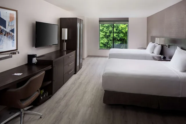 غرفة بسريرين كوين مع أريكة في طابق مرتفع، Hyatt Place Poughkeepsie 2/4