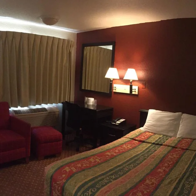 غرفة بسرير كوين، Hilltop Inn Suites 4/4