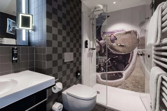 Theme، V8 Hotel Koln @ Motorworld 8/10