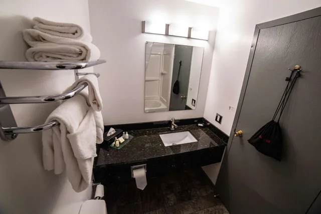 جناح بسرير كوين مع أريكة، Prestige Hudson Bay Lodge & Conference Centre, WorldHotels 4/4