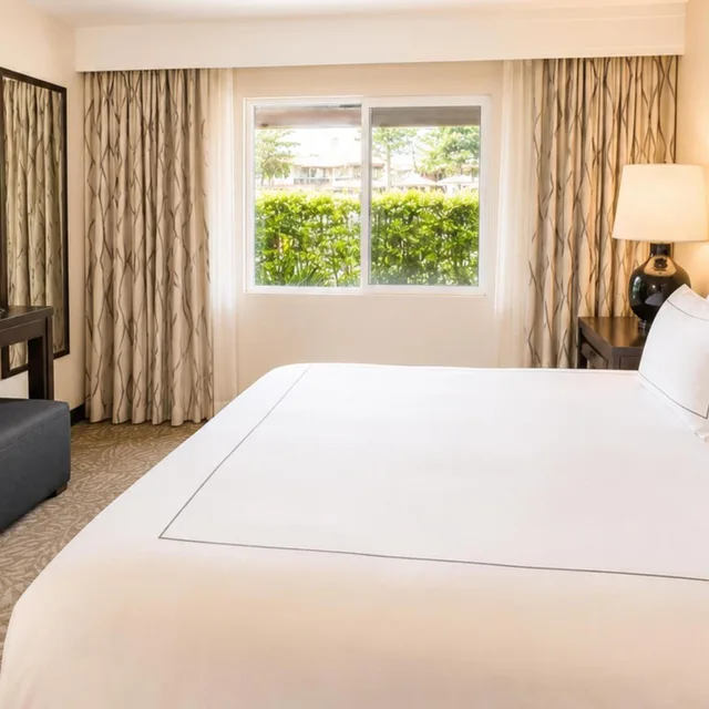 غرفة بسرير كينج بإطلالة على المسبح بشرفة، Zachari Dunes on Mandalay Beach, Curio Collection by Hilton 1/1