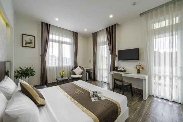 جناح بسرير كوين بشرفة، Minh Chien Hotel 4/5