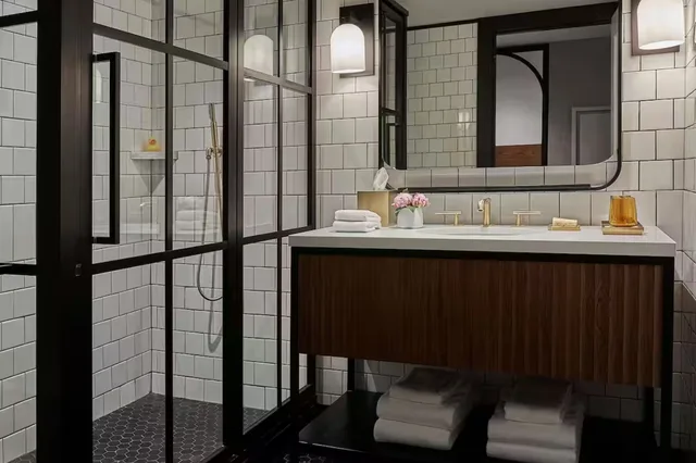 غرفة بسريرين منفصلين وسرير بطابقين، 21c Museum Hotel St Louis 2/3