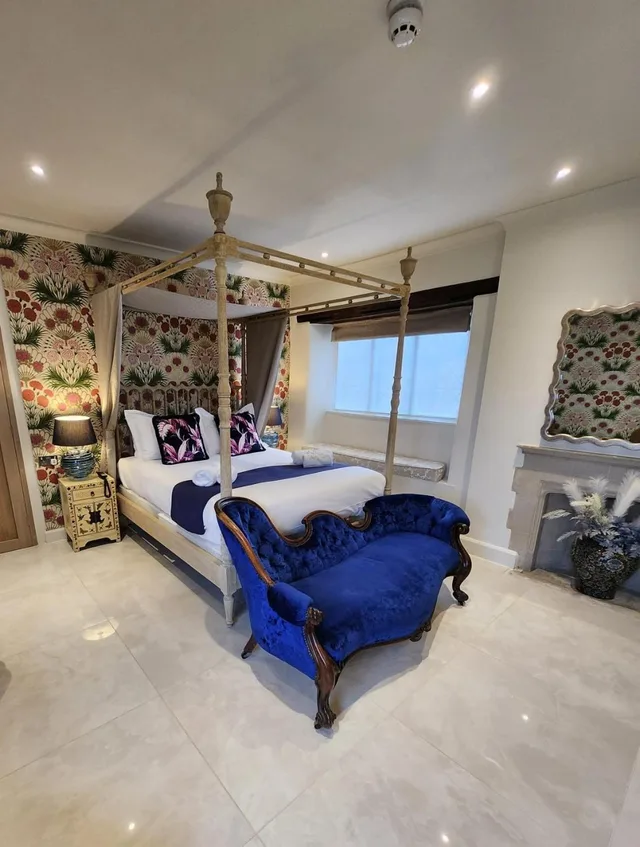 جناح، Weston Manor 1/9